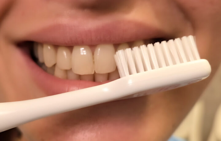 Dopo Aver Mangiato, I Denti Vanno Spazzolati Subito o Bisogna Aspettare? La corretta igiene orale è fondamentale per mantenere i denti sani e prevenire problemi come la carie, la gengivite e la sensibilità dentale. Tuttavia, uno dei dubbi più comuni riguarda il momento giusto per spazzolare i denti dopo i pasti. Molti si chiedono se sia meglio spazzolare subito dopo aver mangiato, oppure se, al contrario, sia più consigliato aspettare qualche minuto. In effetti, questa domanda ha suscitato molte controversie negli ultimi anni, in particolare a causa degli effetti del pH della saliva sui denti subito dopo i pasti. Nel corso di questo articolo, esploreremo le ragioni scientifiche dietro il dibattito e offriremo una guida su quando è più opportuno spazzolare i denti per mantenerli in salute. Il Ruolo del pH della Saliva dopo i Pasti Quando mangiamo, il pH della nostra saliva subisce un abbassamento temporaneo, diventando più acido. Questo accade a causa della presenza di cibi e bevande acide, che possono alterare l’ambiente orale. Un pH acido in bocca è una condizione favorevole alla demineralizzazione dei denti, cioè il processo attraverso il quale i minerali vengono rimossi dallo smalto dei denti, lasciandoli più vulnerabili all'erosione. Il pH della saliva di norma è neutro o lievemente alcalino, ma dopo aver mangiato, soprattutto se si consumano alimenti acidi come agrumi, succhi di frutta, bevande gassate o cibi zuccherati, può scendere fino a livelli che favoriscono la perdita di minerali dallo smalto. Questo processo è temporaneo e, in condizioni normali, il pH della saliva ritorna gradualmente a livelli più neutrali, un fenomeno che può richiedere dai 20 ai 30 minuti. Il Dibattito sul Momento Giusto per Spazzolare i Denti Proprio a causa di questa temporanea acidità della saliva, uno dei timori principali legati al spazzolamento subito dopo il pasto è che si rischia di rimuovere involontariamente i cristalli di smalto e dentina che potrebbero essere stati indeboliti dall’acidità. Infatti, quando il pH della bocca è acido, lo smalto dei denti è più morbido e può essere danneggiato da una spazzolatura immediata e vigorosa, che potrebbe accelerare il processo di erosione dentale. Per questo motivo, negli ultimi anni, alcuni esperti di salute dentale hanno consigliato di aspettare almeno 20-30 minuti dopo aver mangiato prima di spazzolare i denti. In questo lasso di tempo, il pH della saliva tende a stabilizzarsi e a tornare a livelli normali, riducendo così il rischio di danneggiare lo smalto. Durante questo periodo di attesa, la saliva svolge un ruolo protettivo, favorendo la remineralizzazione dello smalto e permettendo ai denti di recuperare senza il rischio di danneggiarli con il spazzolamento immediato. È Opportuno Spazzolare i Denti Subito Dopo il Pasto? Nonostante le raccomandazioni di aspettare qualche minuto, ci sono casi in cui spazzolare i denti subito dopo aver mangiato è ancora una scelta valida. Se, per esempio, la tua pausa pranzo è limitata nel tempo e non hai la possibilità di aspettare mezz’ora prima di tornare al lavoro, è importante spazzolare i denti, anche se immediatamente dopo il pasto. In questi casi, è comunque possibile ridurre i rischi seguendo alcune precauzioni: 1. Non Spazzolare con Troppa Forza: Evita di spazzolare i denti in modo troppo energico. Un movimento delicato e con una spazzola a setole morbide è sempre preferibile per evitare danni allo smalto. 2. Usa un Dentifricio Delicato: Opta per un dentifricio che non sia troppo abrasivo, in modo da ridurre il rischio di danneggiare i denti, soprattutto quando sono più vulnerabili a causa del pH acido. 3. Bevi Acqua Dopo il Pasto: Se non puoi aspettare, bere un bicchiere d’acqua dopo il pasto aiuta a neutralizzare l’acidità della saliva, favorendo un ambiente orale meno acido e più sicuro per lo spazzolamento. 4. Risciacqua la Bocca: Un altro consiglio utile è risciacquare la bocca con acqua o con un collutorio prima di spazzolare. Questo aiuta a rimuovere le particelle di cibo in eccesso e a ridurre temporaneamente l'acidità. Altri Consigli per Mantenere i Denti Sani Dopo i Pasti Indipendentemente dal momento in cui scegli di spazzolare i denti, ci sono altre buone abitudini che possono contribuire alla salute orale generale: 1. Bevi Acqua Regolarmente: L’acqua è fondamentale per mantenere una buona salivazione, che a sua volta aiuta a neutralizzare l’acidità in bocca e a rimuovere i residui di cibo. 2. Visite Regolari dal Dentista: Anche se segui tutte le raccomandazioni per l’igiene orale, è sempre una buona idea sottoporsi a controlli periodici dal dentista per rilevare tempestivamente eventuali problemi dentali e trattarli prima che diventino gravi. Conclusione In generale, la regola migliore è quella di aspettare circa 20-30 minuti dopo i pasti prima di spazzolare i denti. Questo permette al pH della saliva di stabilizzarsi e riduce il rischio di danneggiare lo smalto dentale. Tuttavia, se per motivi di tempo hai bisogno di spazzolare subito, è fondamentale farlo con delicatezza, utilizzando una spazzola morbida e un dentifricio delicato, e magari risciacquando la bocca con acqua per ridurre l'acidità prima dello spazzolamento. Ricorda che, al di là del momento preciso in cui spazzolare, mantenere una buona igiene orale quotidiana è essenziale per la salute dei tuoi denti nel lungo termine.